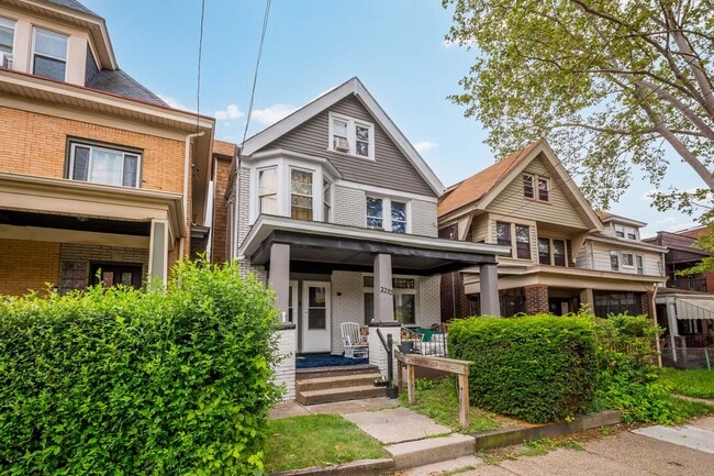 Building Photo - 2232 Woodstock Ave