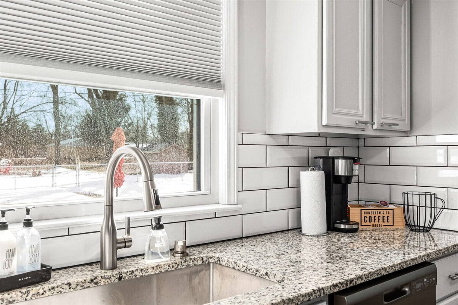 Building Photo - 8254 Mary Ann Ave