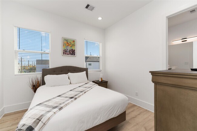 Building Photo - 3410 Baer St