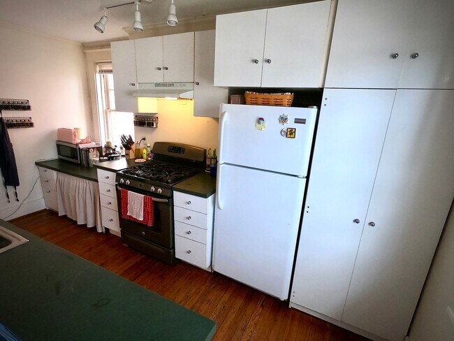 Building Photo - 456 S Graham St