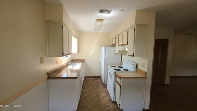 Building Photo - 840 Center Ave