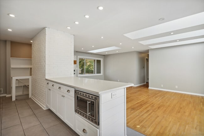 Building Photo - 10003 Crestridge Dr