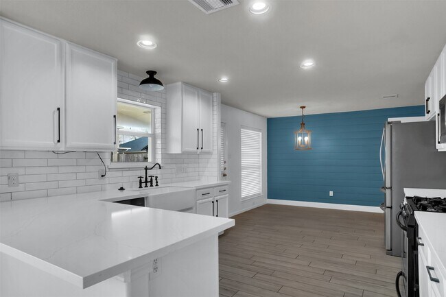 Building Photo - 15807 Little Miss Creek Dr