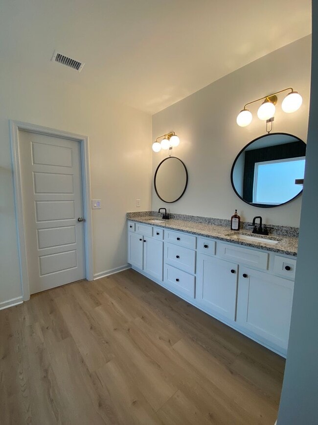 Building Photo - SPECIAL: HALF OFF FIRSTS MONTH RENT! Lovel...
