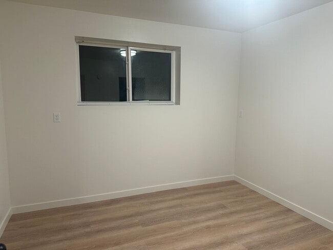 Building Photo - Spacious and recently updated, this 6-bedroom, 3-bathroom home in Ammon