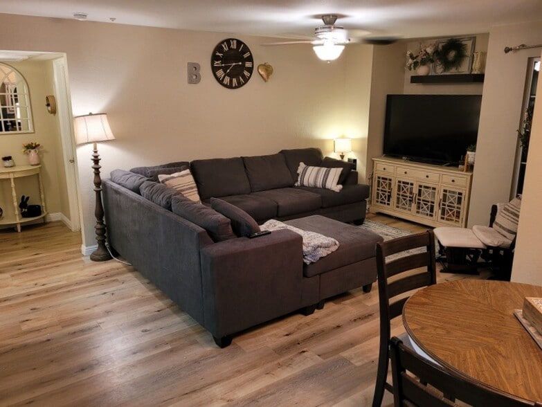 Living room - 200 E Southern Ave