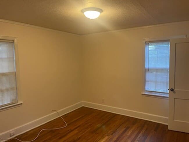 Building Photo - Charming Two Bedroom House in Enderly Park!