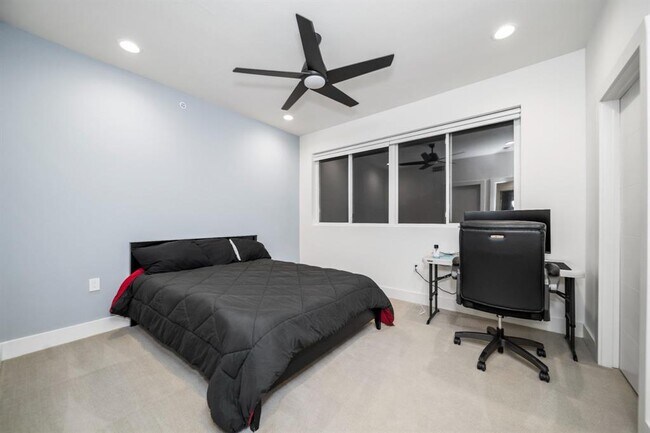 Building Photo - 604 N Bluff Dr