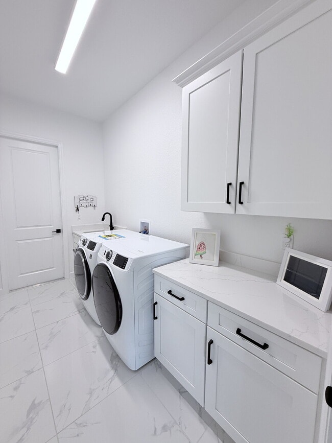 Building Photo - 5 Bedroom and 6 Bathroom, Lake view House