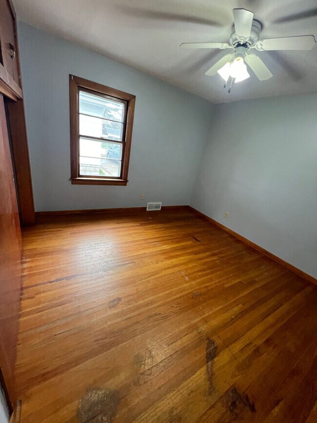 Building Photo - Spacious 2 bedroom home!