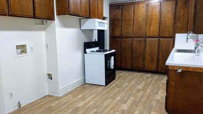 Building Photo - 3 Bedroom 1 Bath House with a Large Backya...
