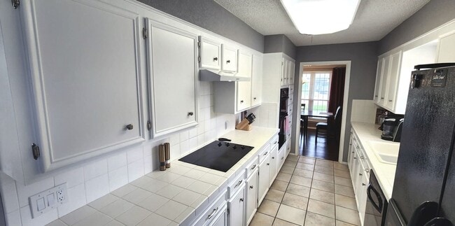 Building Photo - Fully furnished 4-bed, 2.5-bath