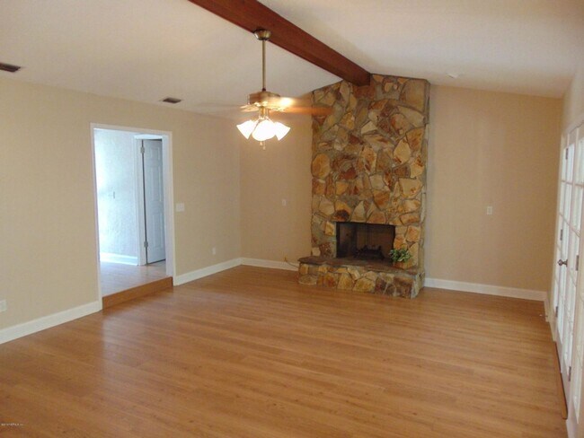 Building Photo - "NEW YEAR'S SPECIAL $500 OFF FIRST FULL MO...