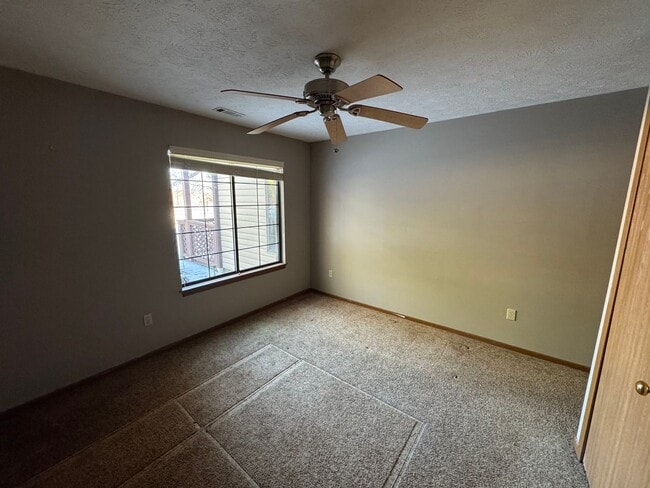 Building Photo - 8611 Scenicview Dr