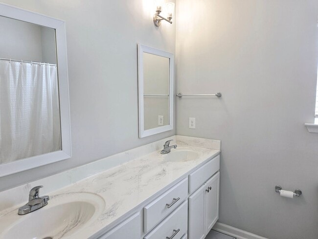 Building Photo - 725 Goodale Dr