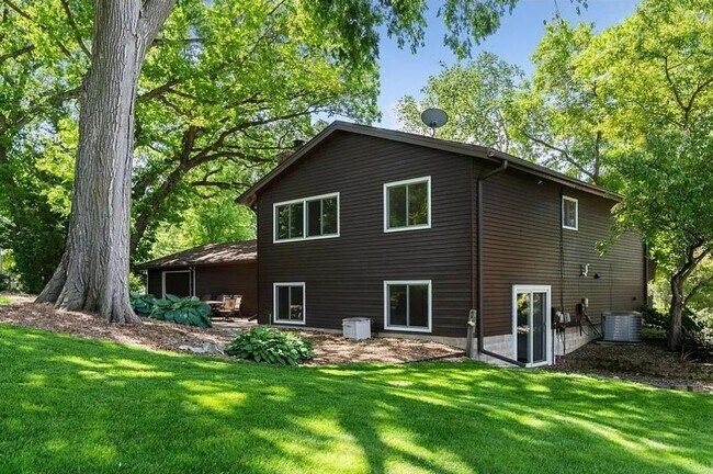 Building Photo - 3160 Walnut Grove Ln N