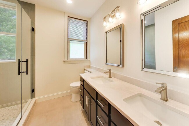 Building Photo - 858 N Wolcott Ave