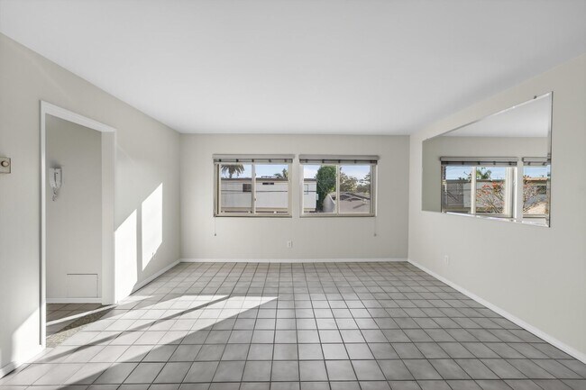 Building Photo - Gorgeous 2 Bedroom inside Gated Community! Close to Beach