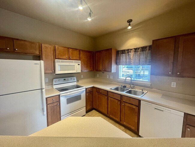 Building Photo - Discover Your Dream Lifestyle: Luxury Cond...