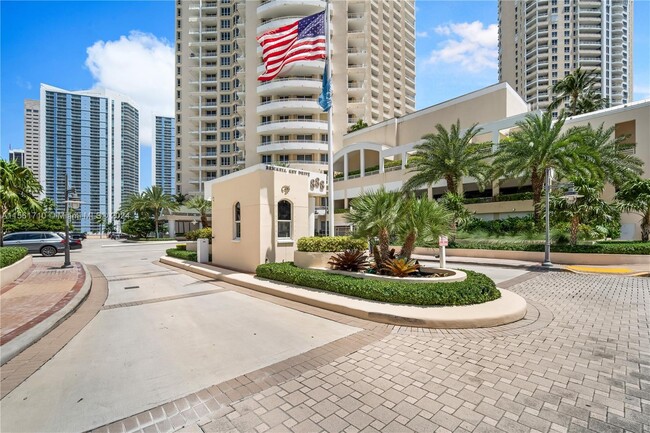 Building Photo - 888 Brickell Key Dr