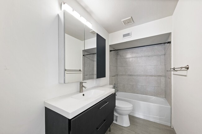 Building Photo - 361 N Post Oak Ln