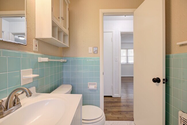 Building Photo - 806 Denison Dr