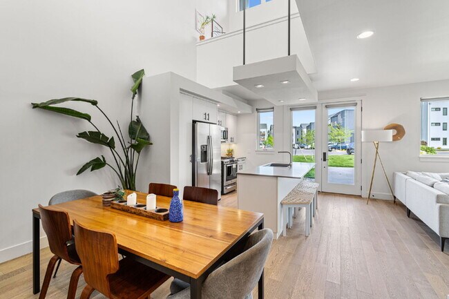 Building Photo - Modern Luxury in this end unit Blondie Condo