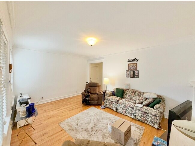 Building Photo - 1626 W Rascher Ave