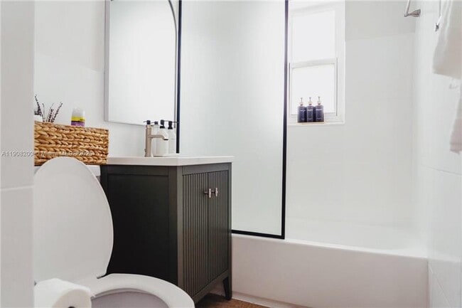 Building Photo - 1075 NE 120th St