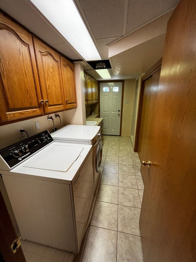 Building Photo - Beautiful 6 Bedroom/4 Bathroom in Centerville