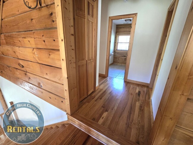 Building Photo - Beautiful Cabin in Sugar Grove with Multi-...