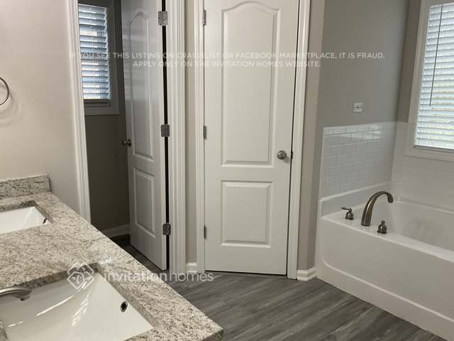 Building Photo - 4233 Essex Dr