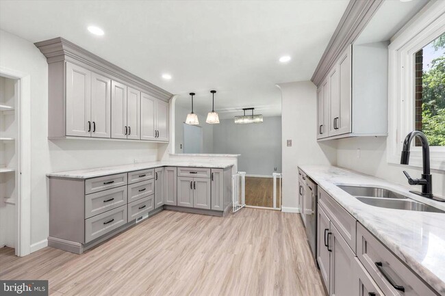 Building Photo - 6 Janice Dr