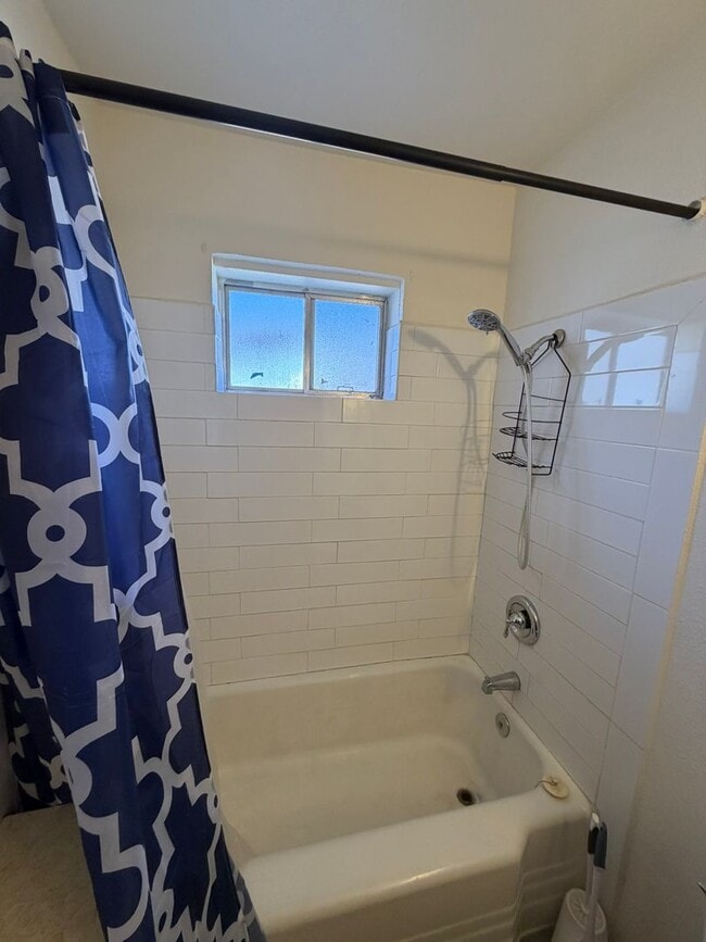 Building Photo - 2 Bed 1 Bath Home