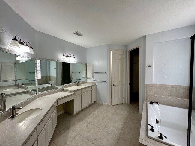 Building Photo - 928 Falcon Dr