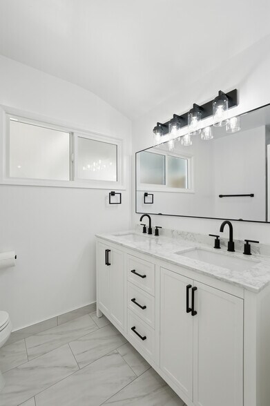 Building Photo - 23723 Aetna St