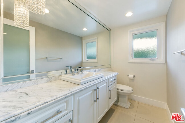 Building Photo - 826 N Tigertail Rd