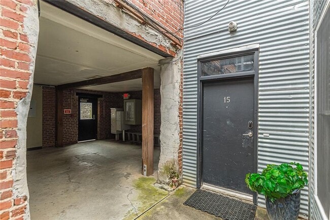 Building Photo - 320 Peters St SW