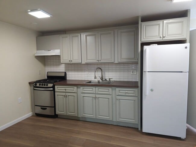 Building Photo - Large 5 bedroom 2 bath Split Level House w...