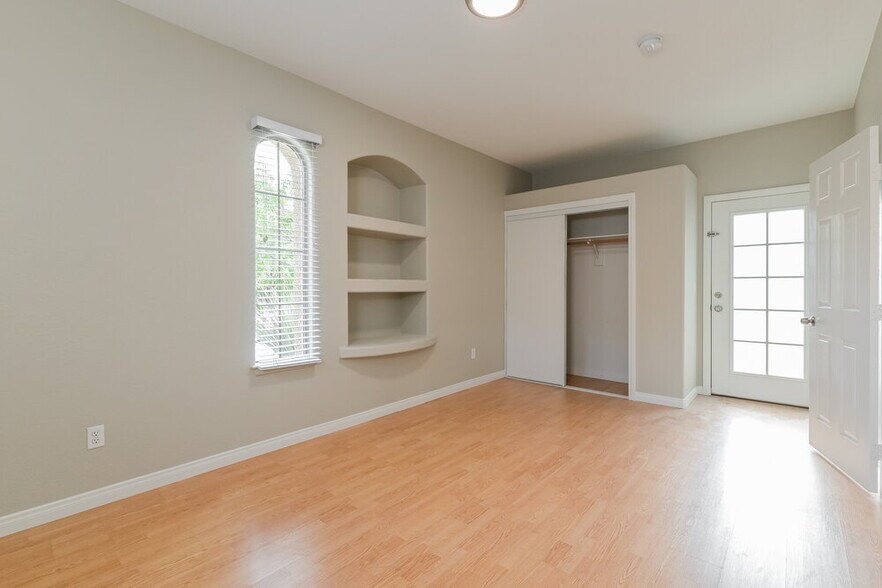 Building Photo - 868 Bussora Rose Dr