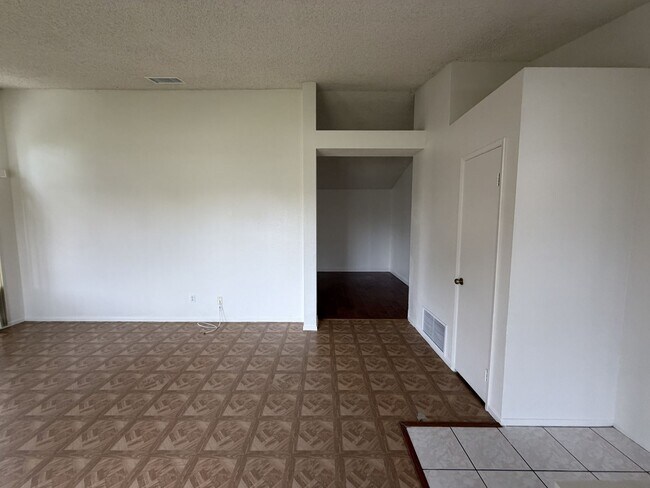 Building Photo - 560 S Quince Ave