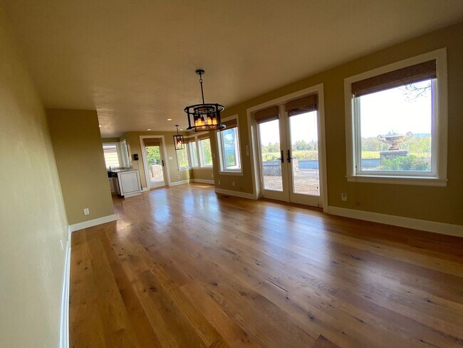 Building Photo - 5bd/5ba +HUGE BARN & SHOP - Absolutely LUX...