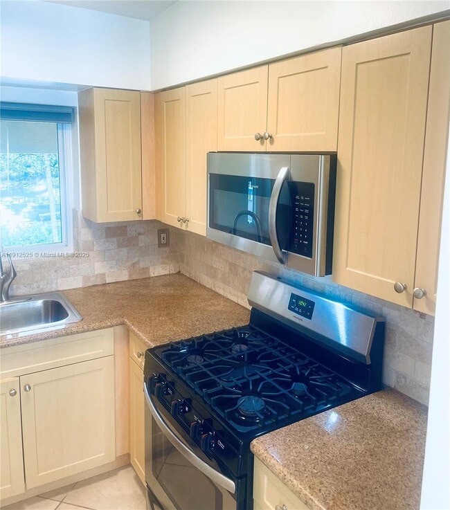 Building Photo - 125 Edgewater Dr