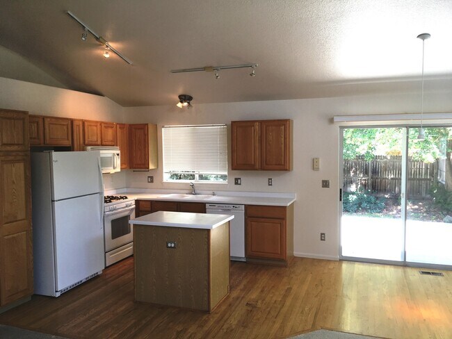 Building Photo - Modern Waneka Lake 4 Bedroom, 3 Bath Prett...