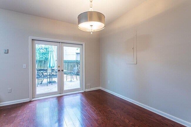 Building Photo - 1214 Cleburne Ave NE