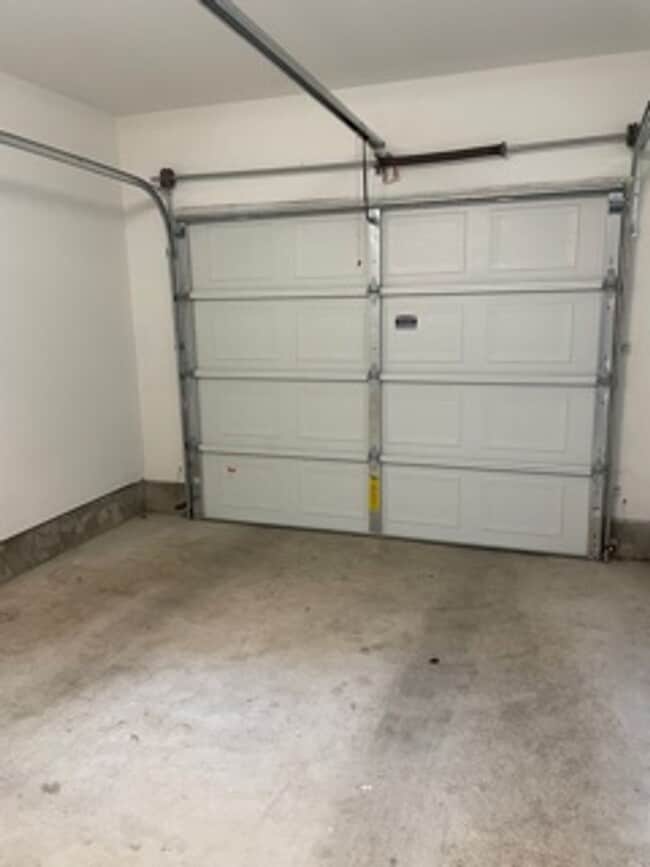 Building Photo - 3 BEDROOMS SINGLE LEVEL HOME