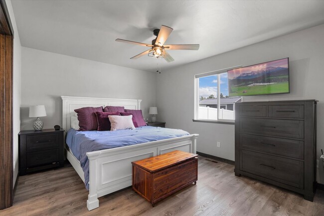 Building Photo - Stunning Townhome with Mountain Views for ...