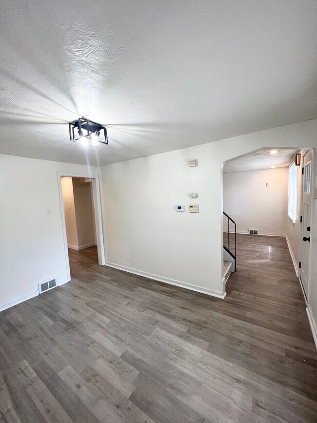 Building Photo - Updated 3 Bed, 1 Bath in Verona- Central Air and Huge Kitchen!!