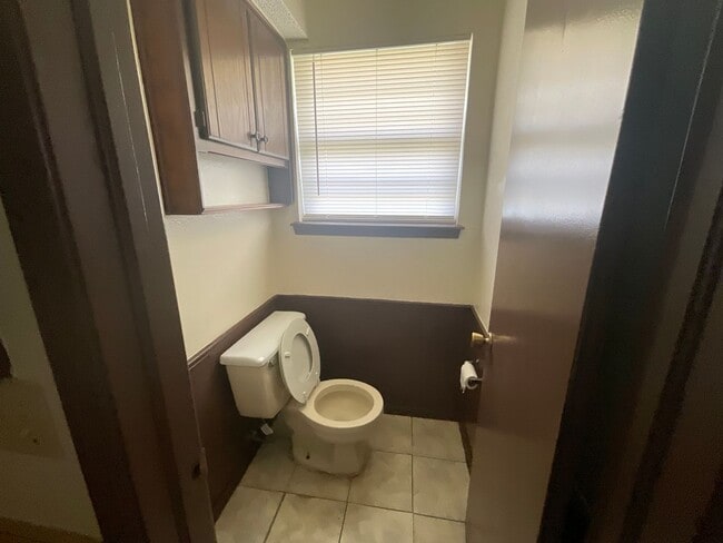 Building Photo - 3 bedroom 1 1/2 bath