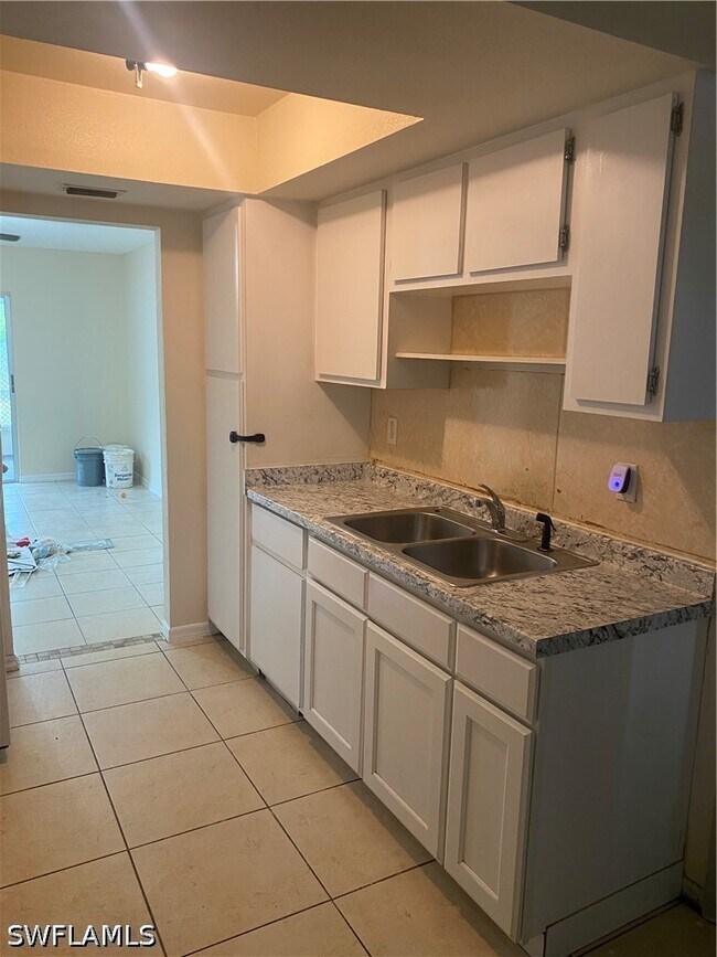Building Photo - 2402 Lantana Ave S